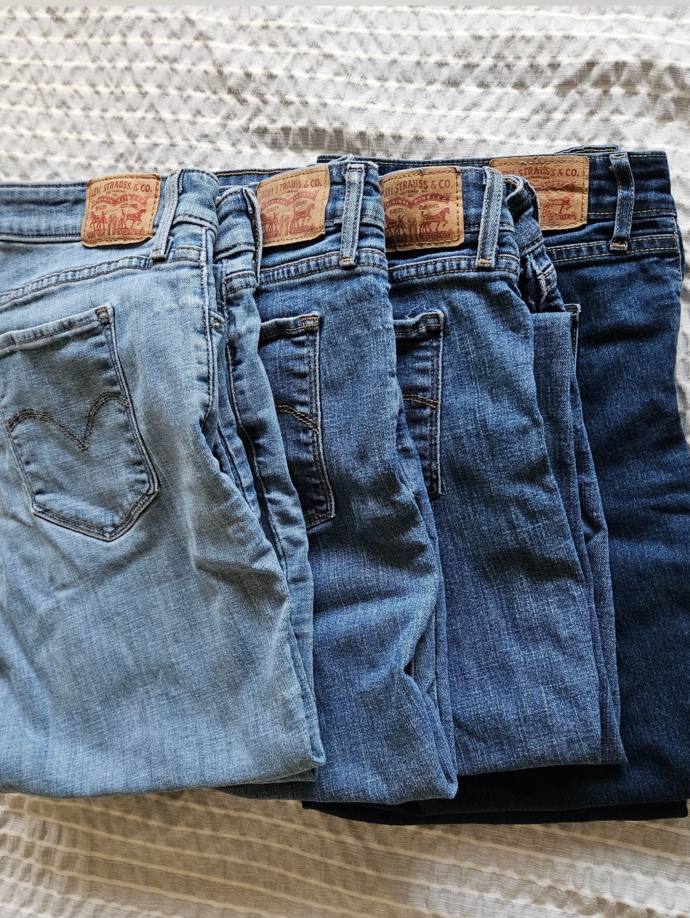 CALLING ALL CRAFTERS - Levi's Women's Jeans - 4 Shades Blue Wash - WORN THROUGH